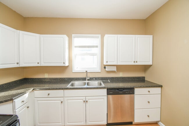 Building Photo - 817 W 12th St