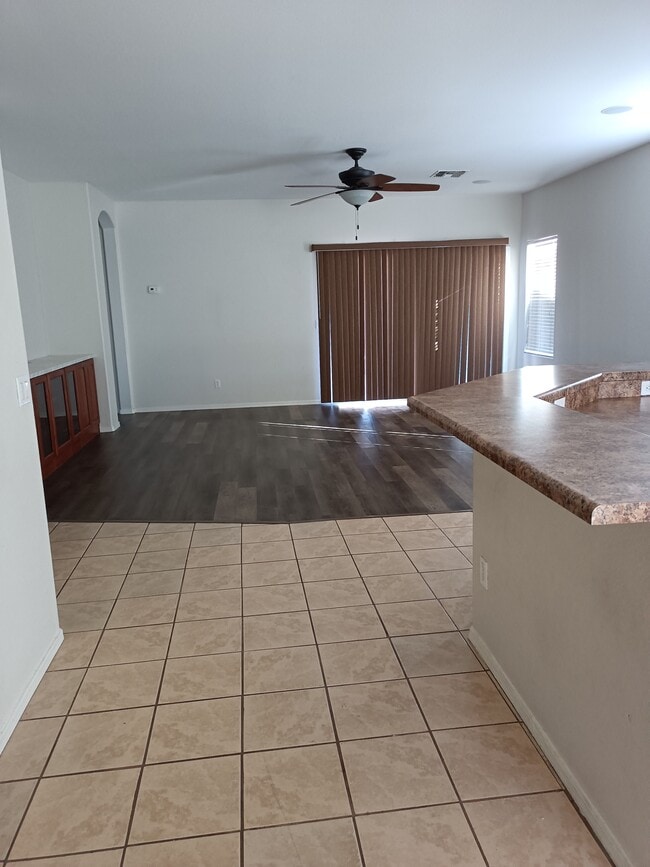 Entrada y sala de estar - 14634 W Ventura St