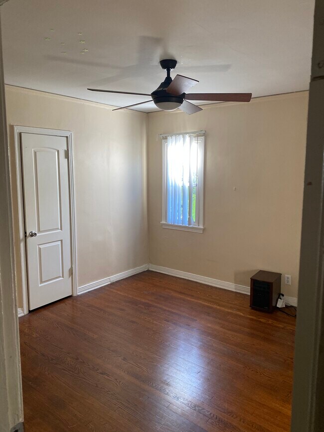 Foto del edificio - 6448 Lindenhurst Ave