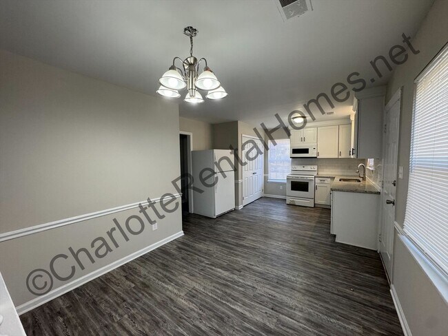 Foto del edificio - Ranch home in great Charlotte location!