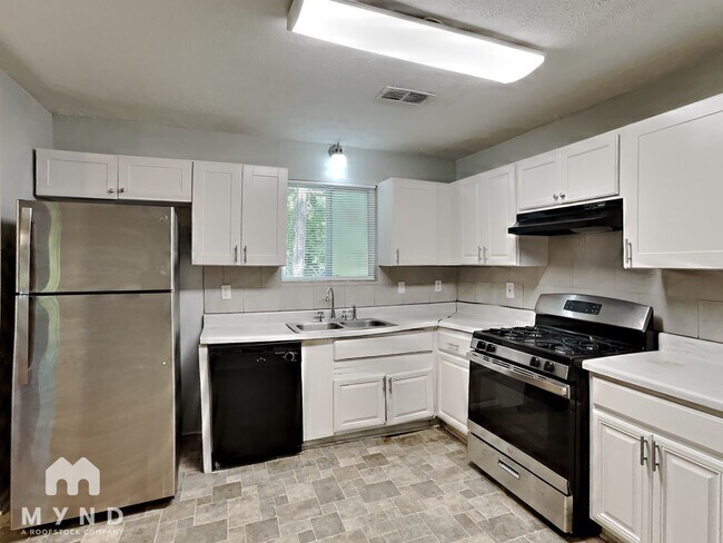 Foto del edificio - 8275 Brittany Ln