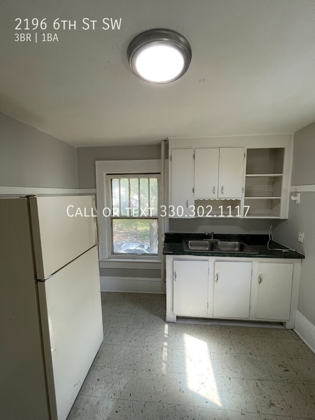 Building Photo - Three bedroom one bathroom second level ap...