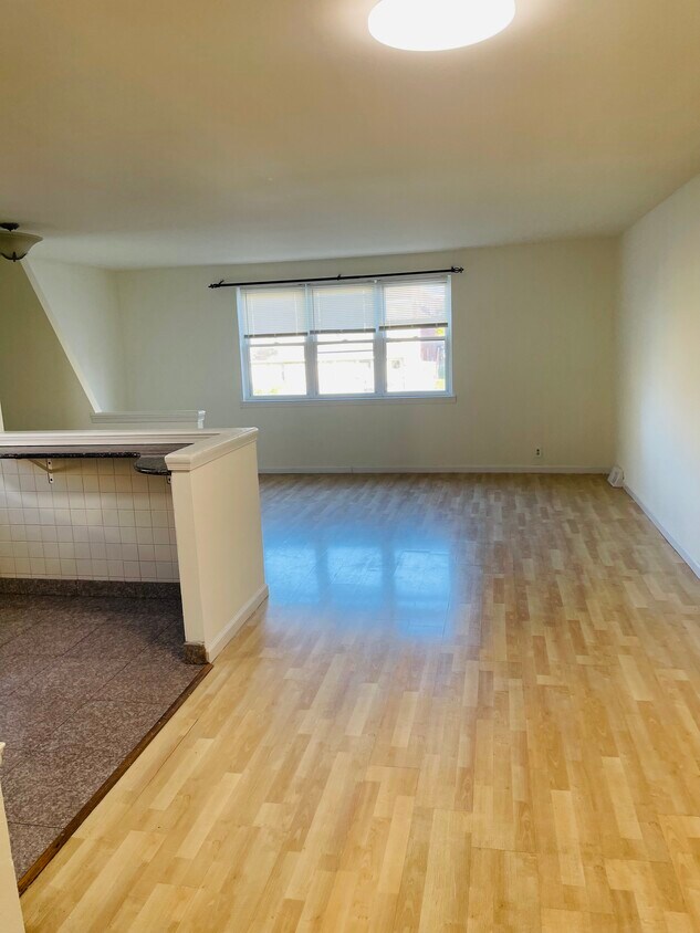 Leaving room - 7958 Langdon St
