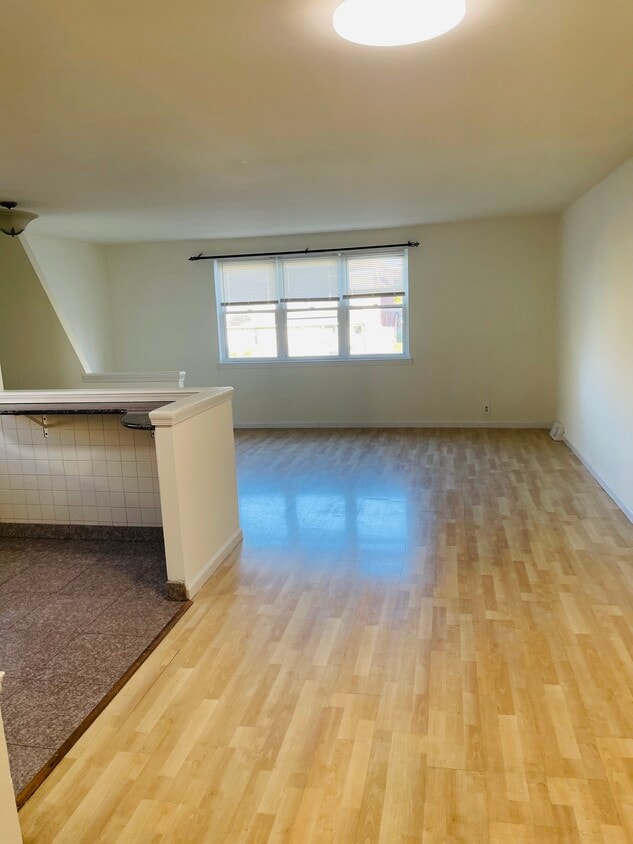 Saliendo de la habitación - 7958 Langdon St