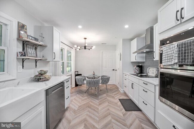Foto del edificio - 8812 Churchfield Ln