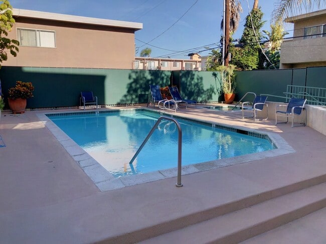 Building Photo - Top-Floor large condo on tree-lined street