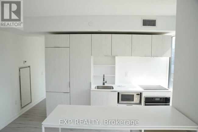 Building Photo - 77 Shuter St