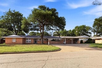 Building Photo - 4202 Meadowbrook Dr