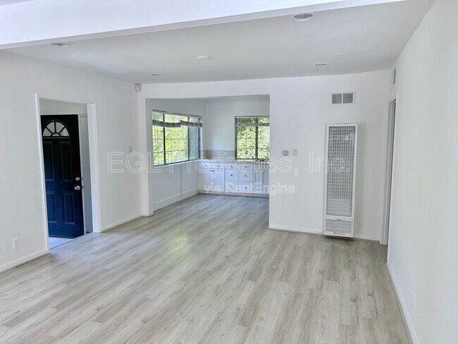 Foto del edificio - 358 N San Vicente Blvd