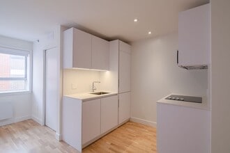 Building Photo - 25 Av des Pins O
