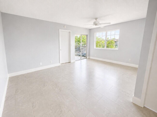 Building Photo - 1560 SE Royal Green Cir