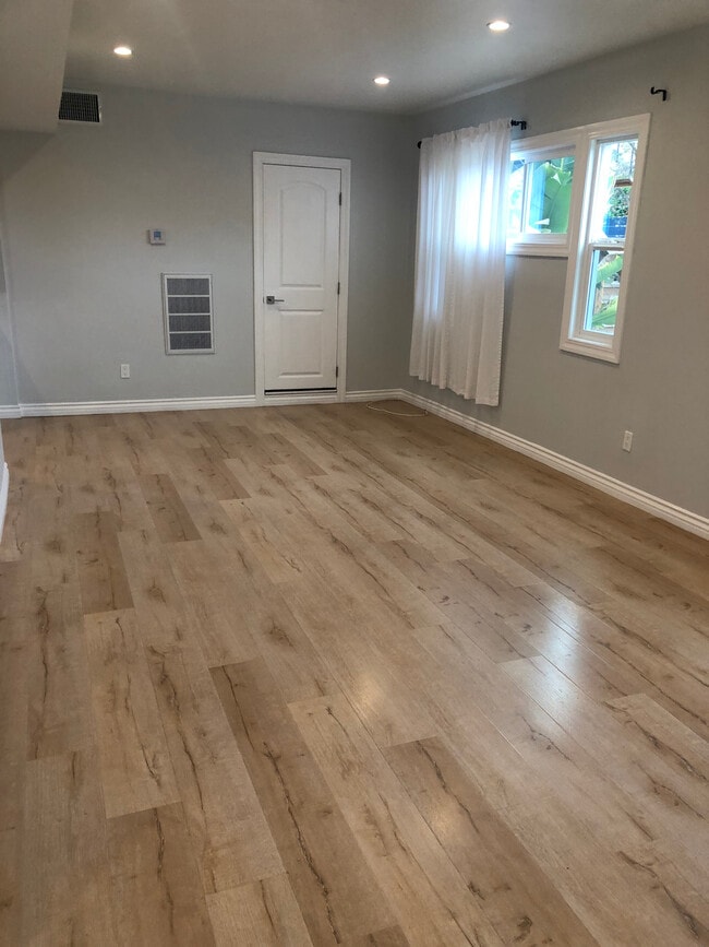 Building Photo - 1868 N Avenue 56