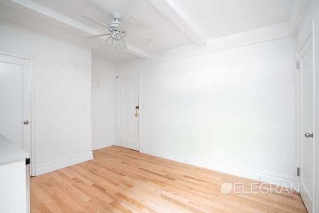 Foto del edificio - 325 W 45th St
