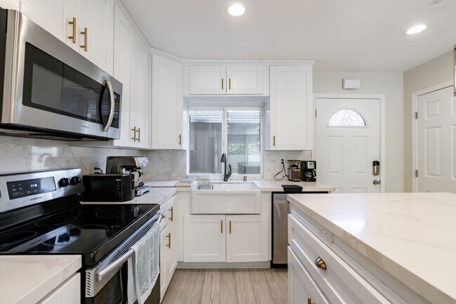 Foto del edificio - Two-Story 2 Bedroom, 1.5 Townhome in Encinitas – Prime Location & Modern Upgrades!