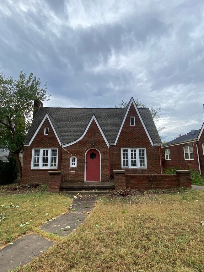 Building Photo - 22 E Woodrow Pl