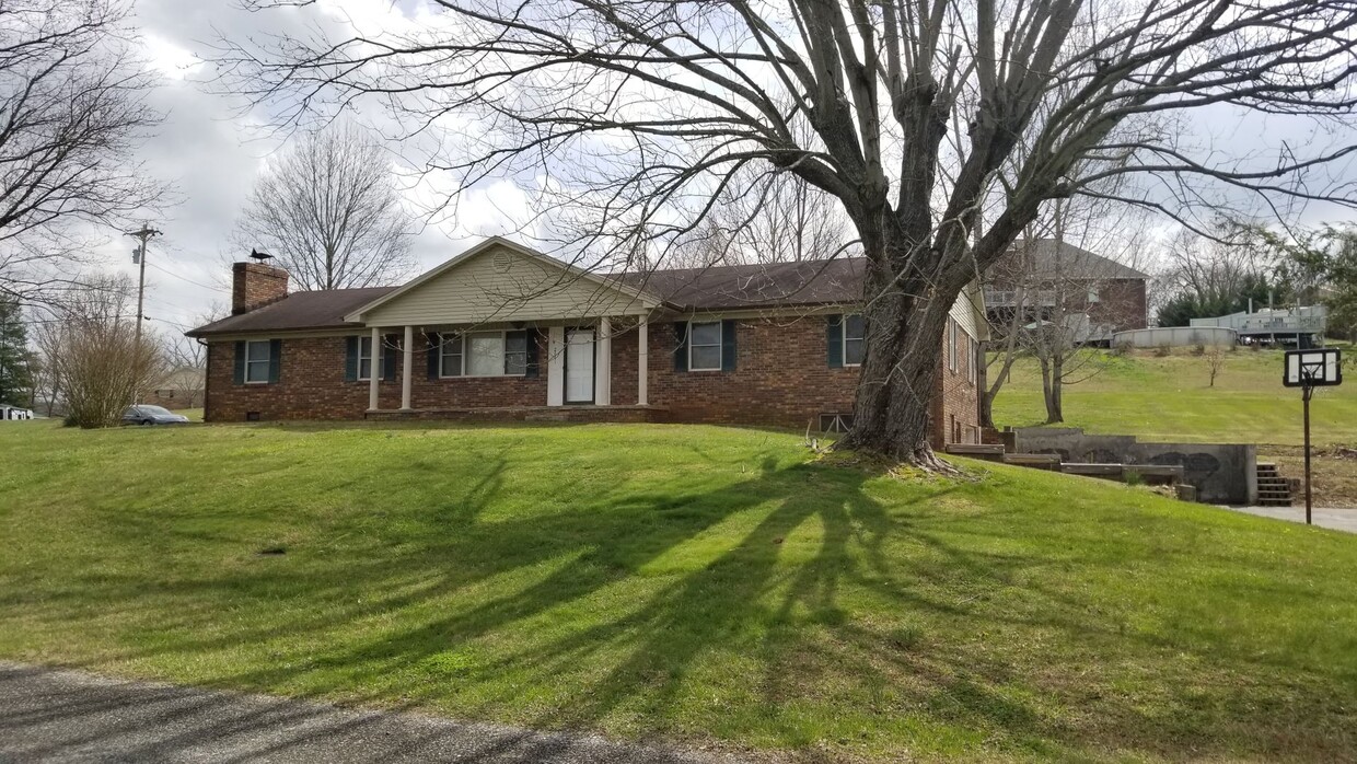 Foto principal - Large Brick Ranch near Cherokee Lake