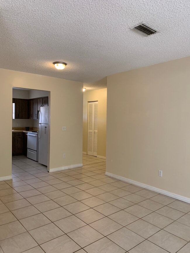Building Photo - 2/2 half duplex in DeLand with 1 car garag...