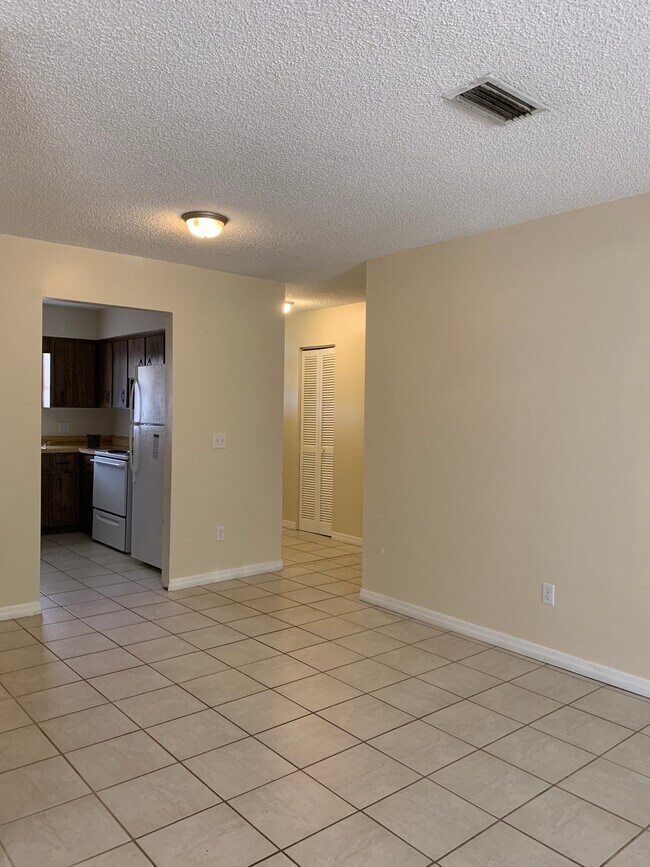 Foto del edificio - 2/2 half duplex in DeLand with 1 car garag...