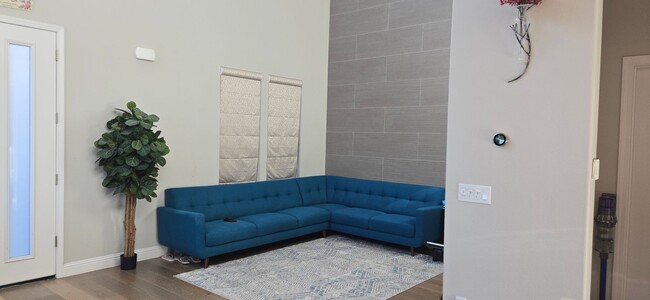 Foto del edificio - Furnished or Unfurnished 3 Bedroom, 2.5 Ba...