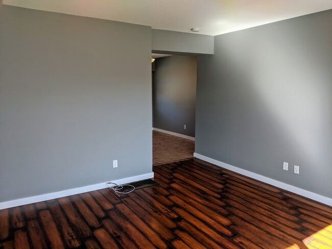 Building Photo - 1716 Willowbrook Crescent