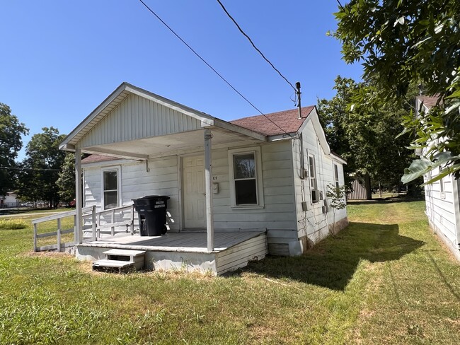 Building Photo - 828 E Jackson St