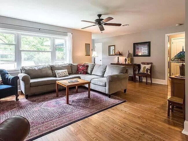 Foto del edificio - 3BD/2BA with a FLEX ROOM HOUSE IN WEST ASHLEY- Available June 1, 2026!