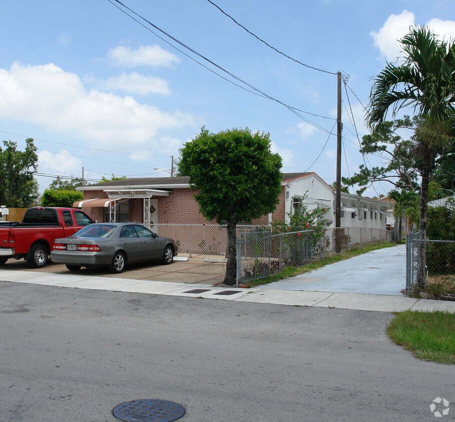 Building Photo - 440 NW 22nd Ave