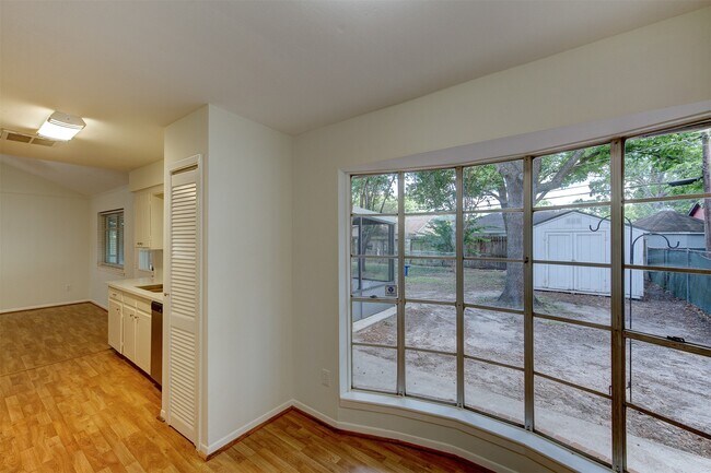 Foto del edificio - 7115 Drowsy Pine Dr