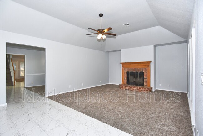 Building Photo - 1319 N Umbrella Ave