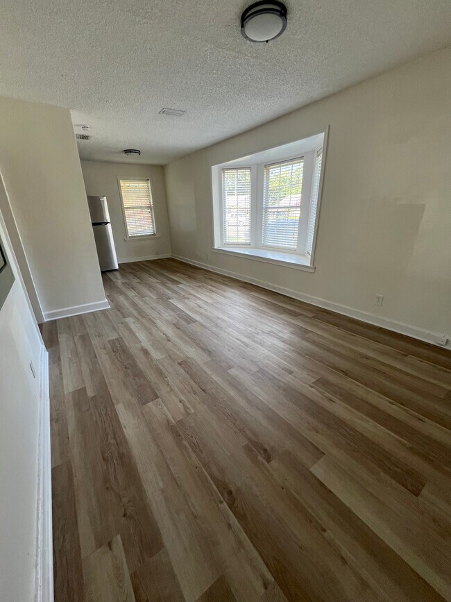Living space - 1178 Murray Dr