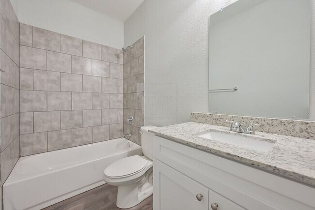 Foto del edificio - Peak living! Stylish 2BR Townhome with 15 ...