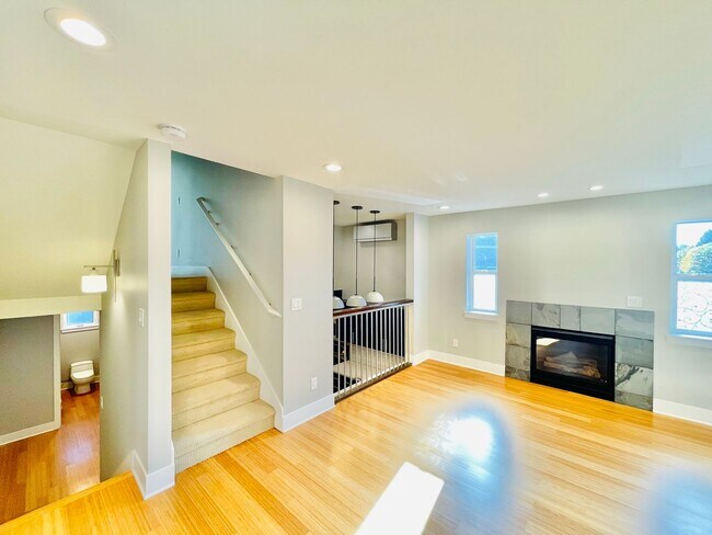 Building Photo - Contemporary 3BR Townhome with Stylish Renovation!