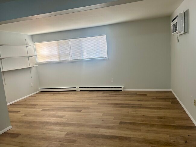 Sala de estar remodelada - 715 Washtenaw Road