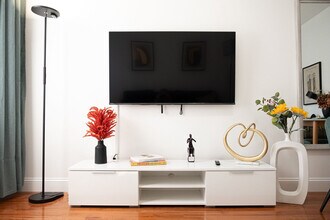 Building Photo - 305 E 95th St