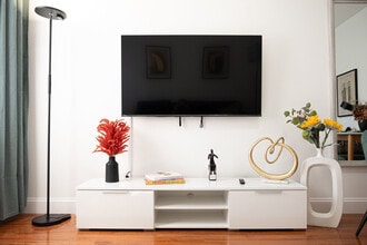 Building Photo - 305 E 95th St