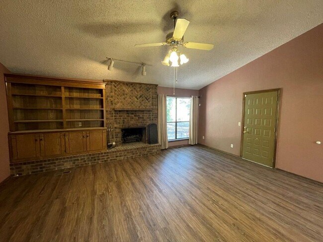 Foto del edificio - 3 bed, 2 bath, 2 dining, 2 car garage home...