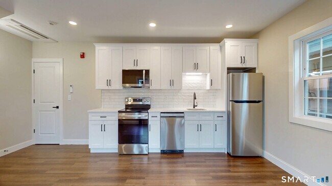 Building Photo - 2 Center St