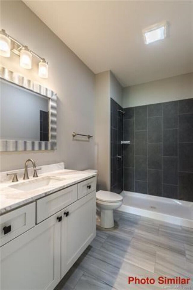Main en suite Bathroom - 124 Foxden Dr