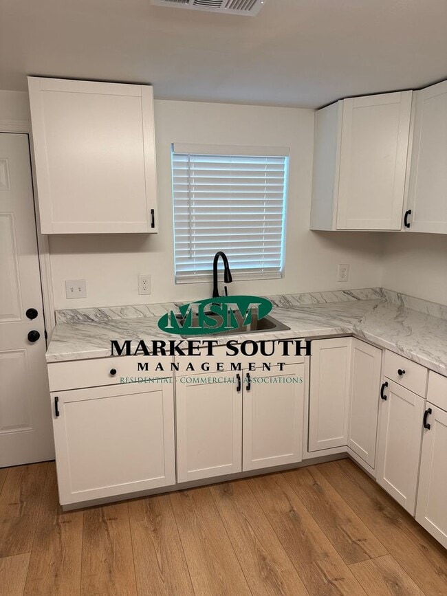 Building Photo - Charming Renovated 2BR/1BA Cottage in West...