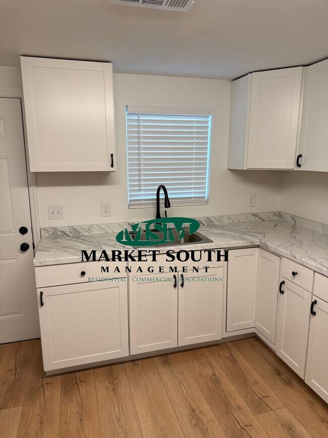 Foto del edificio - Charming Renovated 2BR/1BA Cottage in West...