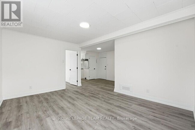 Photo du bâtiment - 874 Clyde Ave N