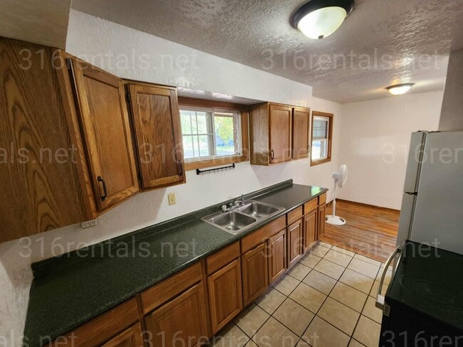 Foto del edificio - $695 - 2 bed 1 bath apartment *FIRST FULL ...