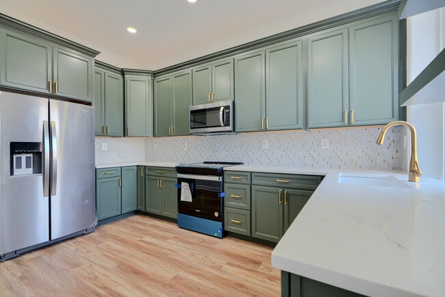 Photo - 1717 N Broadway Apartments