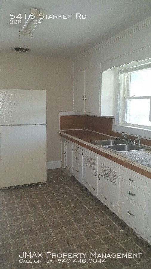 Building Photo - Excellent price for a 3 bedroom in the 24018
