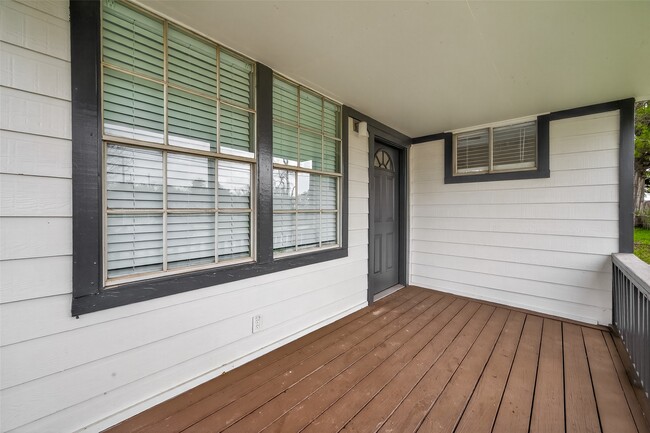 Building Photo - 7927 Brays St