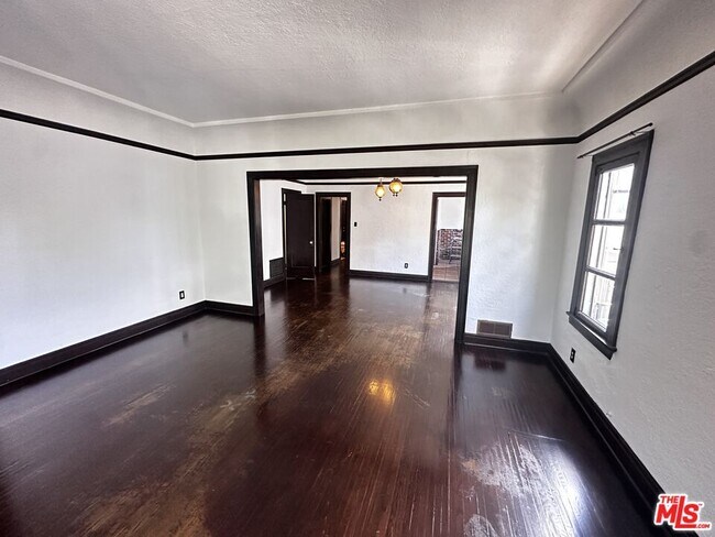 Foto del edificio - 156 N Kenmore Ave