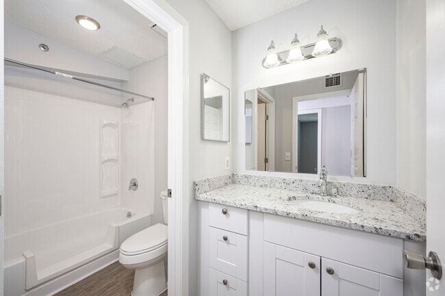 2BR, 1BA - 850SF - Bathroom - Kings Reserve Sanford LLC