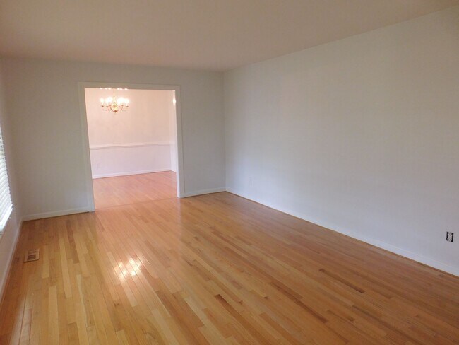 Foto del edificio - 3701 Lavenham Rd