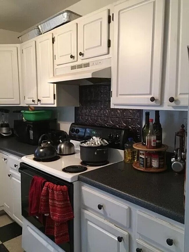Building Photo - Home Sweet Home! Awesome 4 Bedroom/2 Bath ...