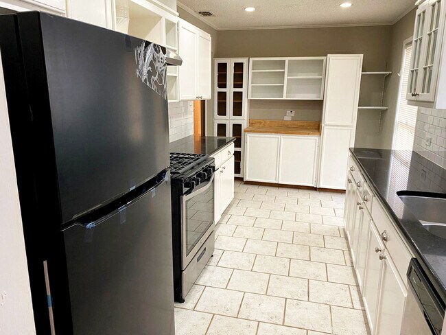 Building Photo - 5939 Viva Max Dr